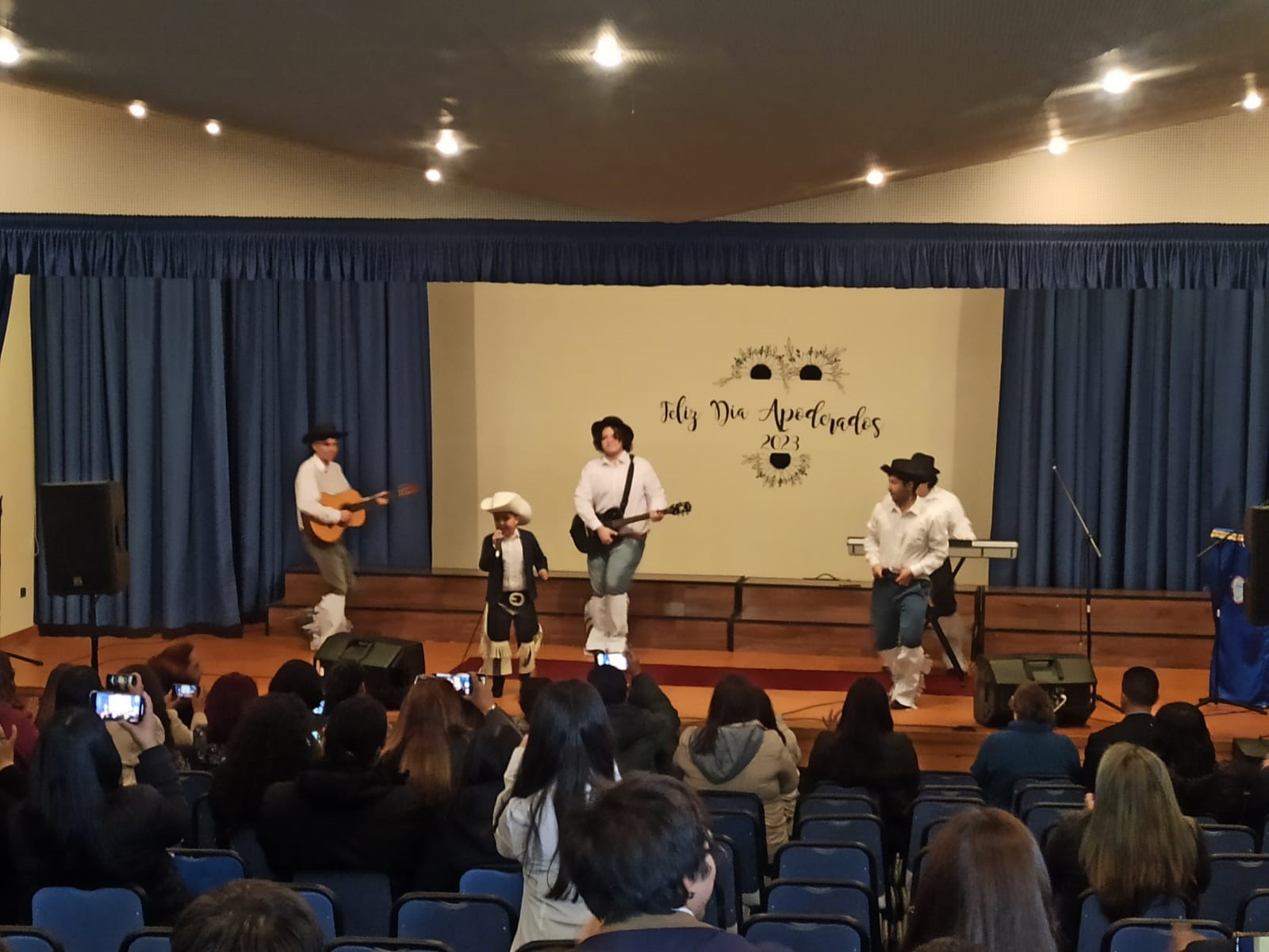 Estudiantes realizando presentación 