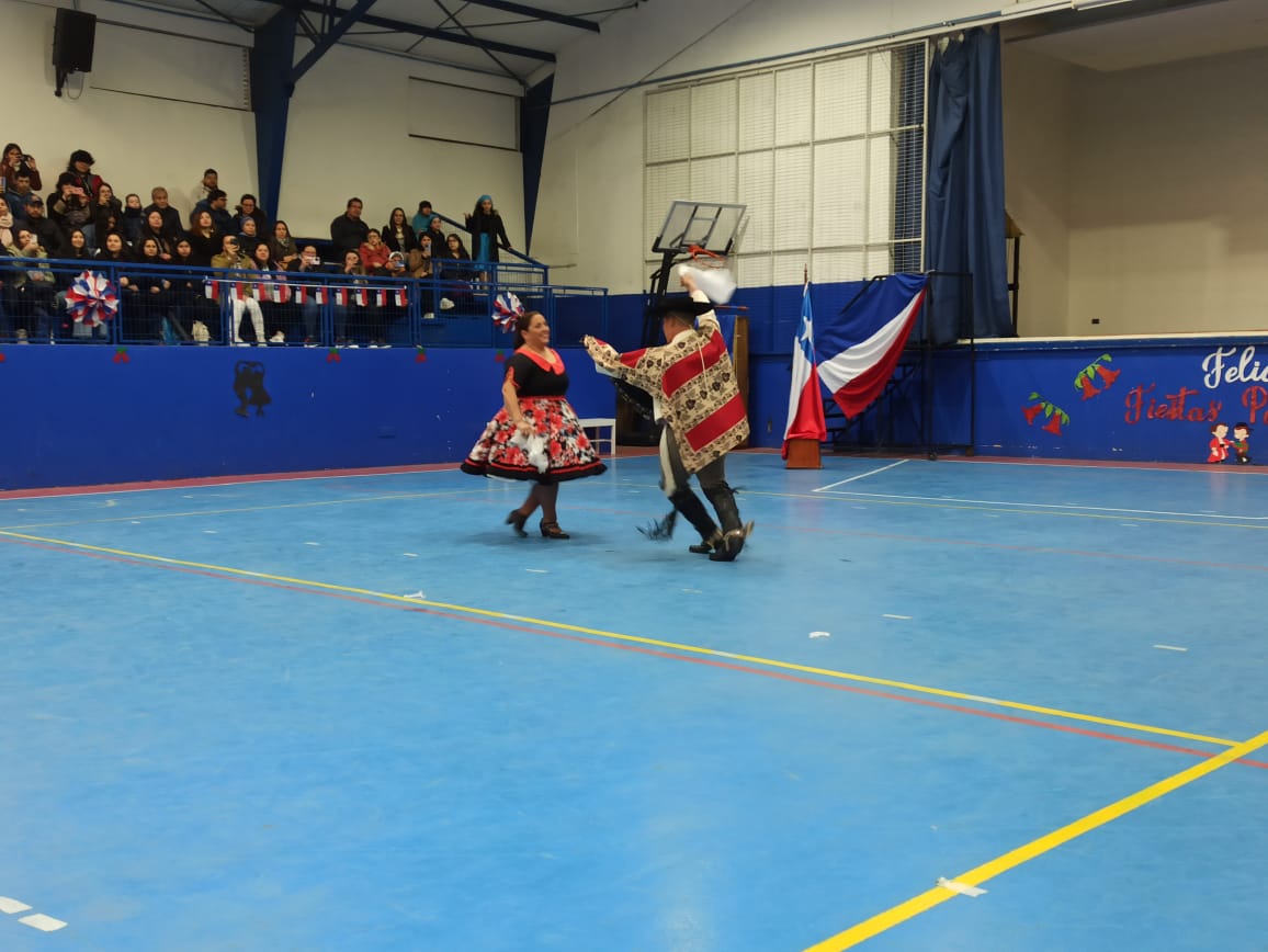 Apoderados de alumnos de kínder abren el acto con un pie de cueca