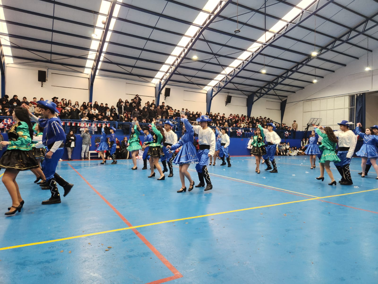 Alumnos de 4to medio realizan baile caporal en el acto de fiestas patrias