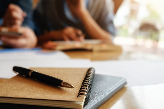concepto educacion estudiante estudiar brainstorming campus concepto cerca estudiantes que discuten su tema libros o libros texto enfoque selectivo 1418 626